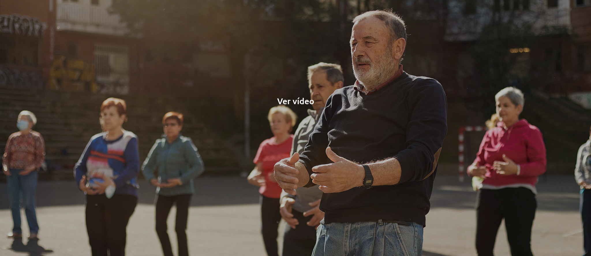 Un grupo de personas practicando Tai Chi en una plaza