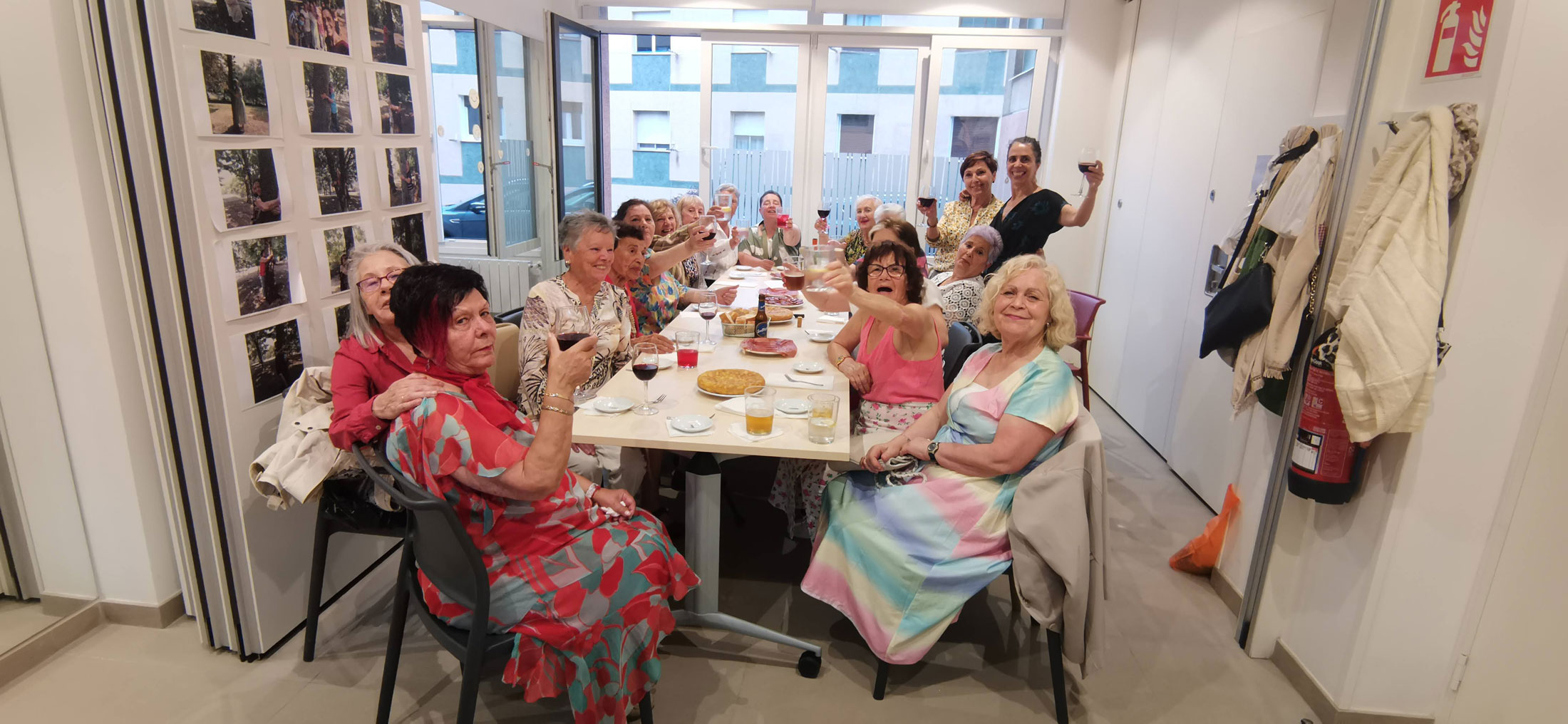 varias personas celebrando alrededor de una mesa con comida