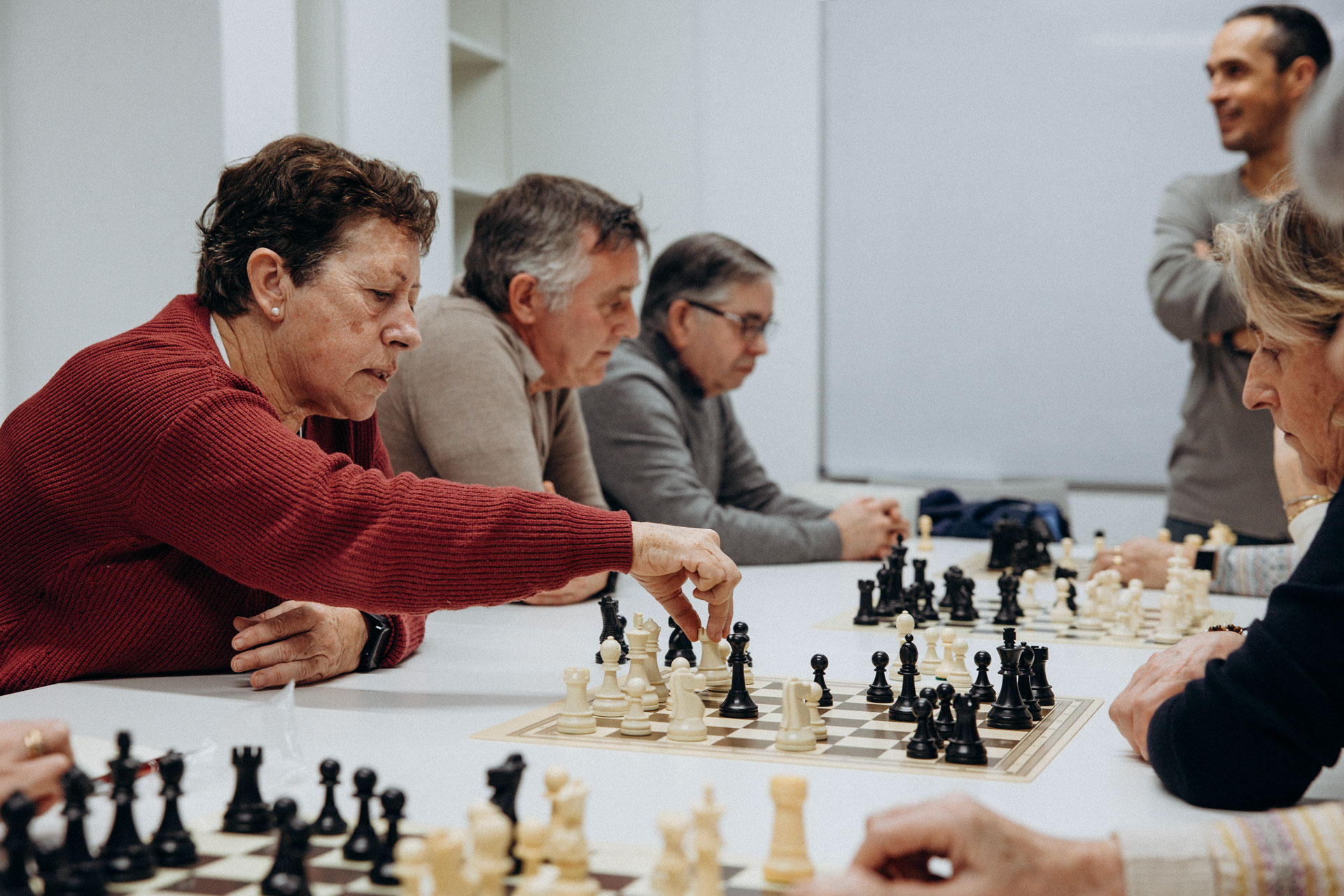 Grupo de personas jugando al ajedrez por parejas