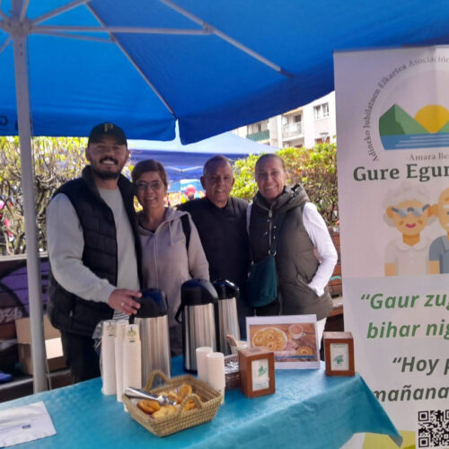 Grupo de personas en una carpa que ofrece varios productos