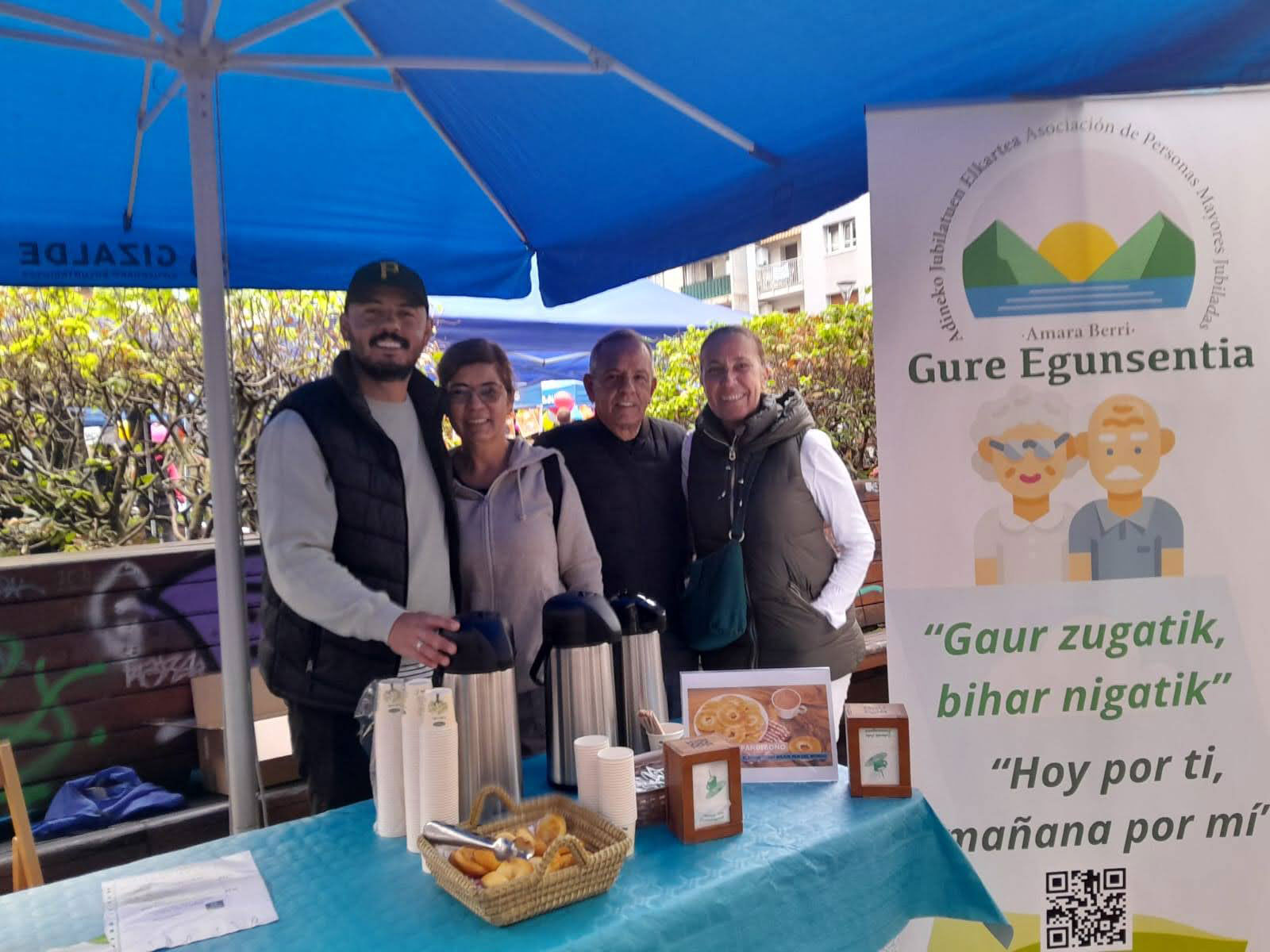 Grupo de personas en una carpa que ofrece varios productos