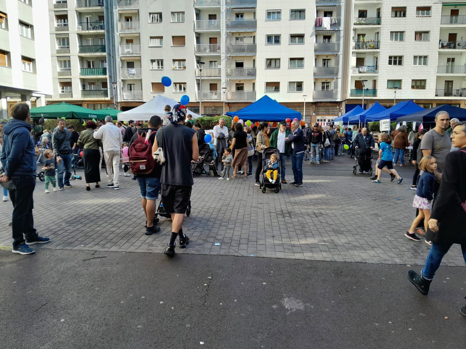 Plaza llena de gente