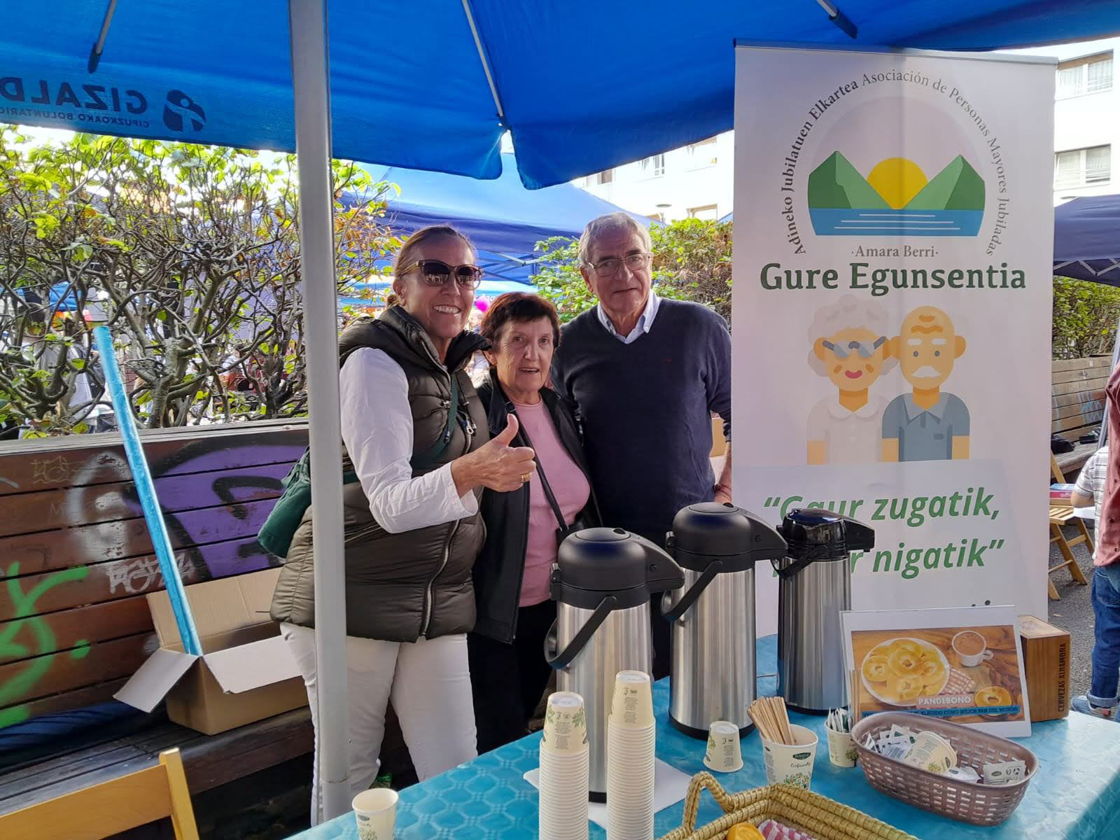 Grupo de personas en una carpa que ofrece varios productos