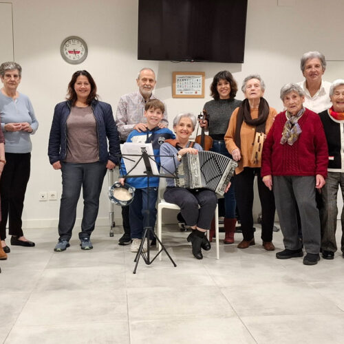 Grupo de personas acompañadas de instrumentos posando para la foto