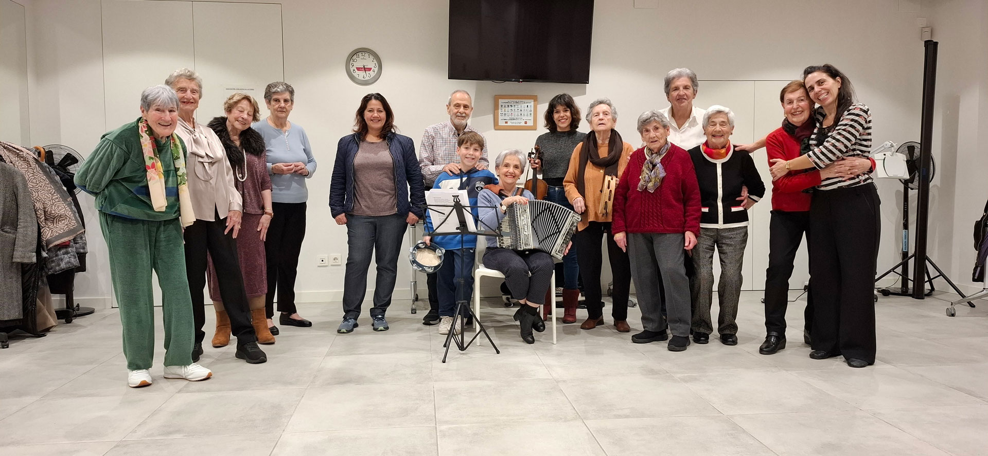 Grupo de personas acompañadas de instrumentos posando para la foto