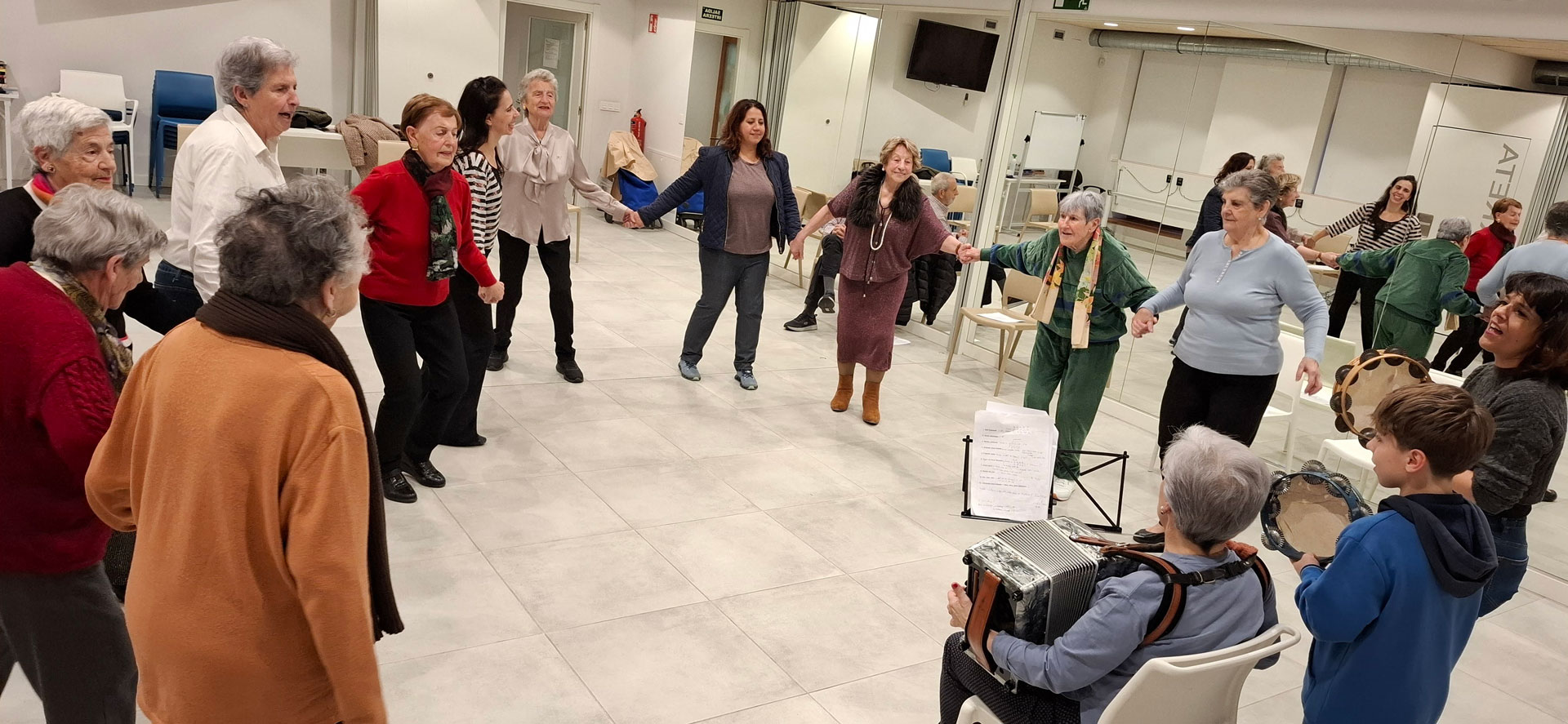 Grupo de personas bailando mientras otras personas tocan instrumentos