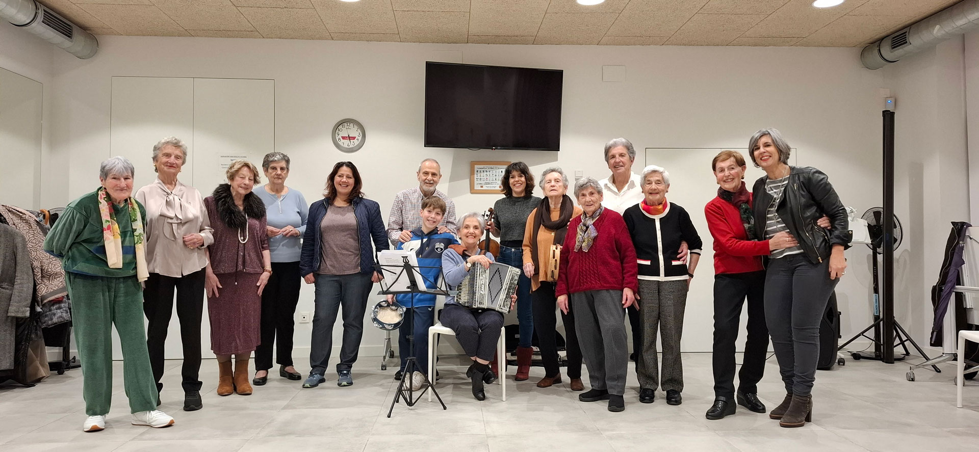 Grupo de personas acompañadas de instrumentos posando para la foto