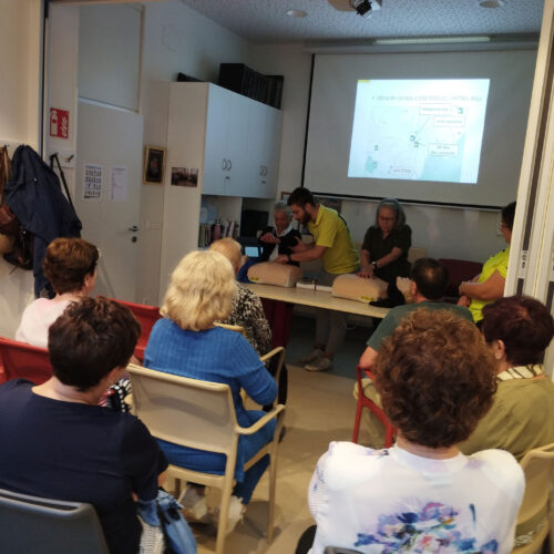 Un grupo de personas observando las indicaciones en ña formacion