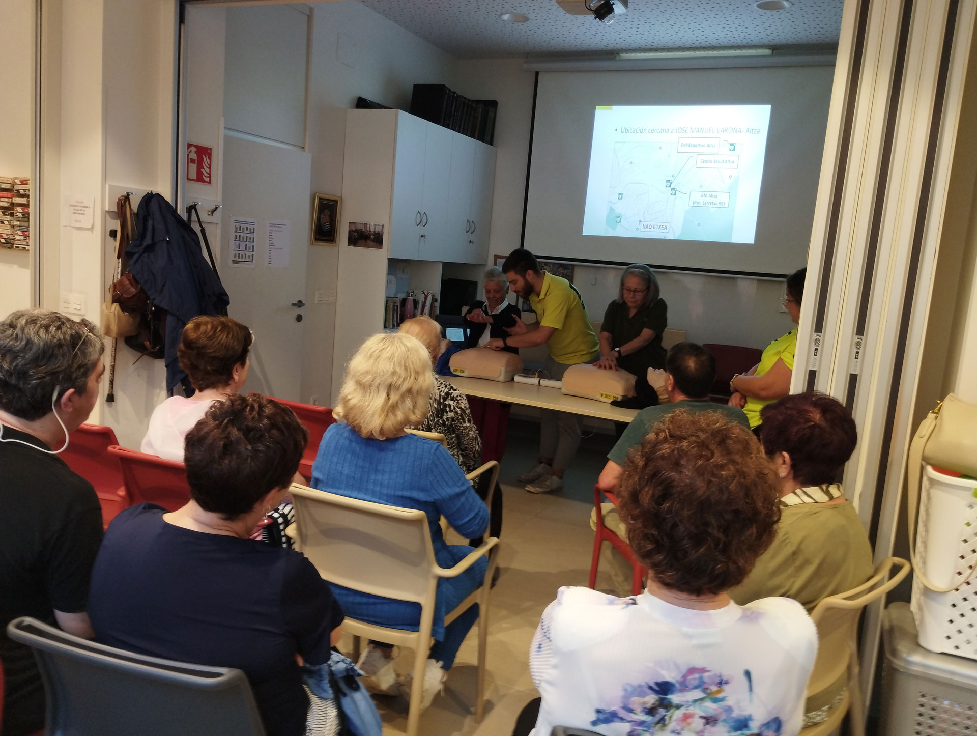 Un grupo de personas observando las indicaciones en ña formacion