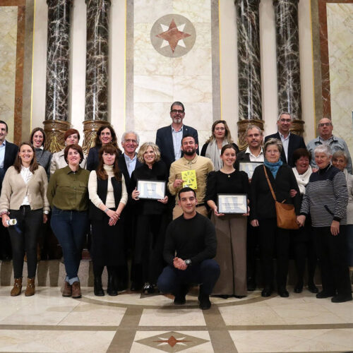 Grupo de personas en el ayuntamiento posando para la foto