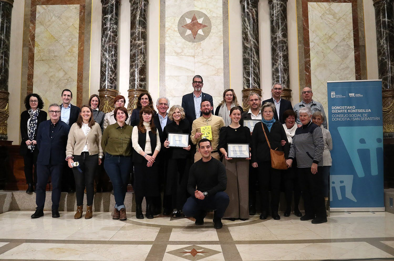Grupo de personas en el ayuntamiento posando para la foto