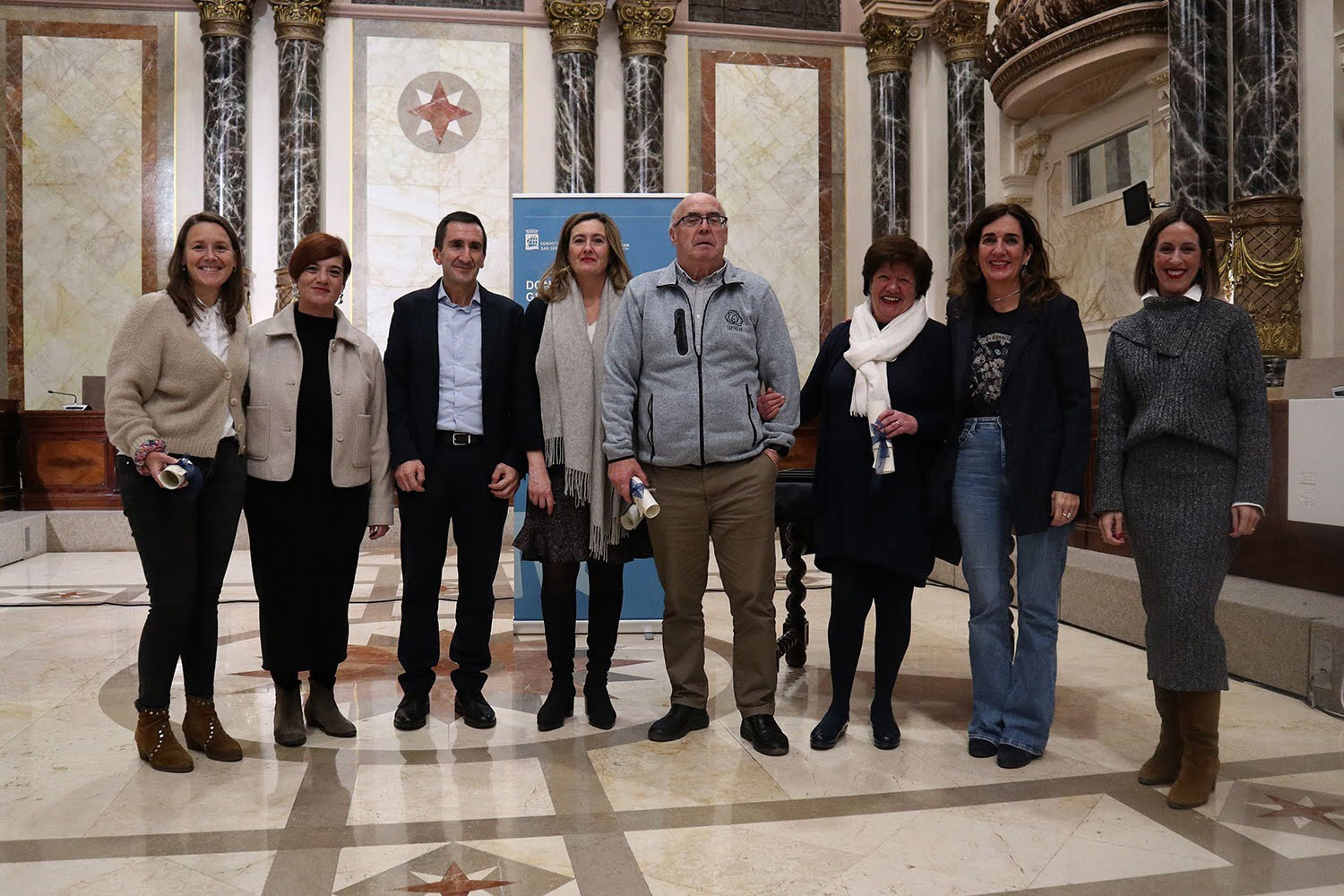 Grupo de personas en el ayuntamiento posando para la foto