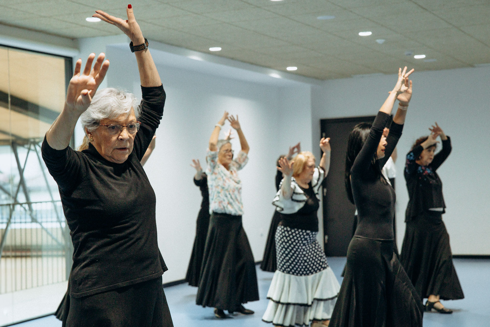 Grupo de personas bailando sevillanas