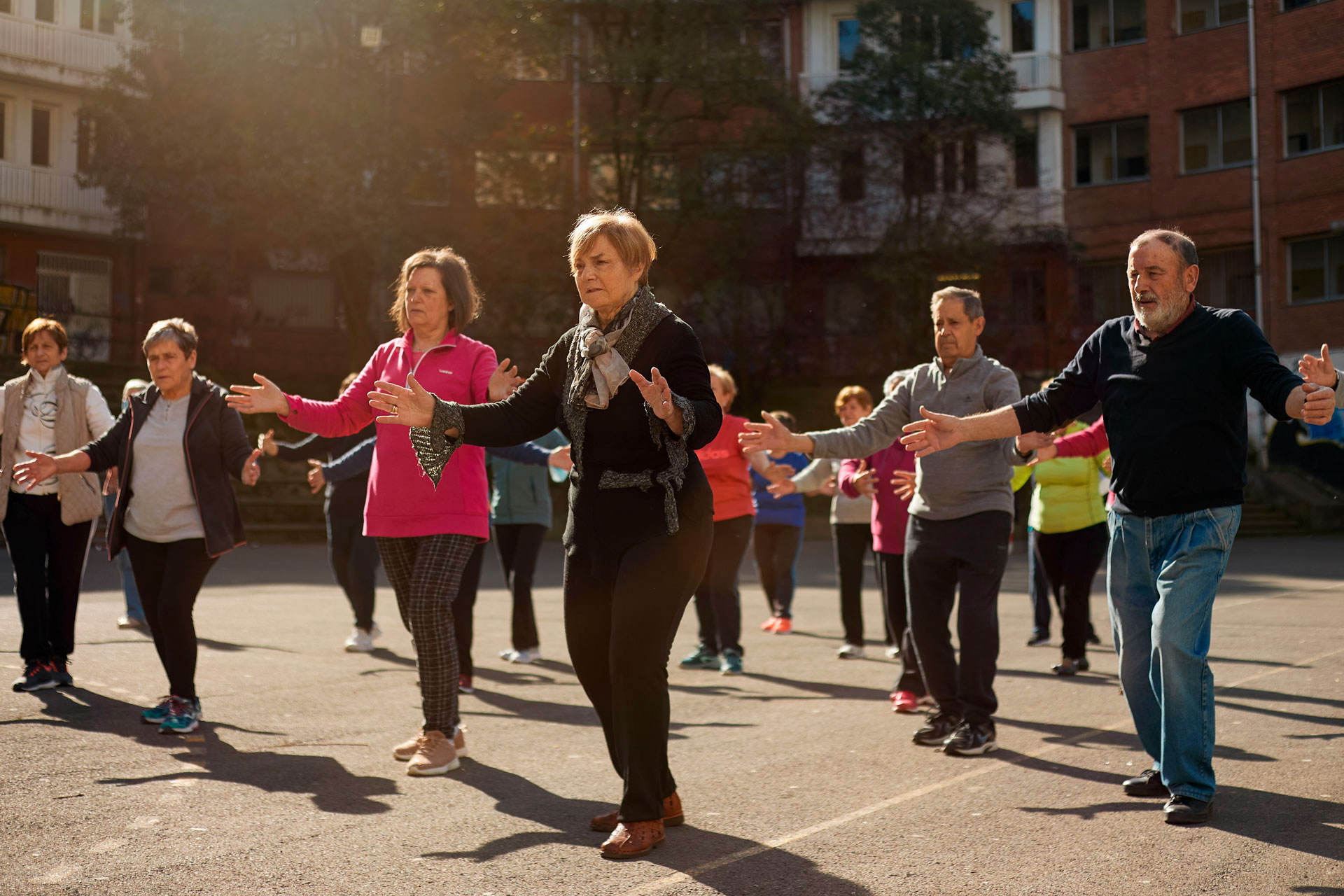 Grupo de personas haciendo Tai Chi en un parque