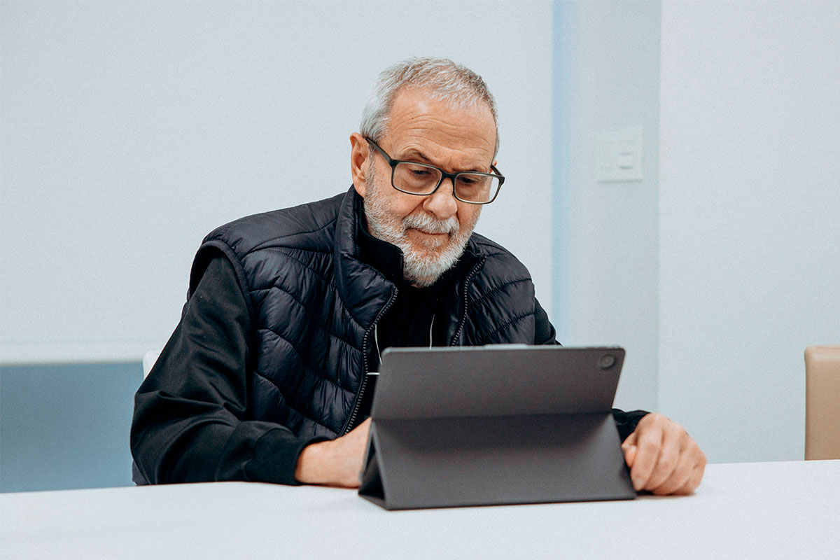 Un hombre interactuanod con una tablets