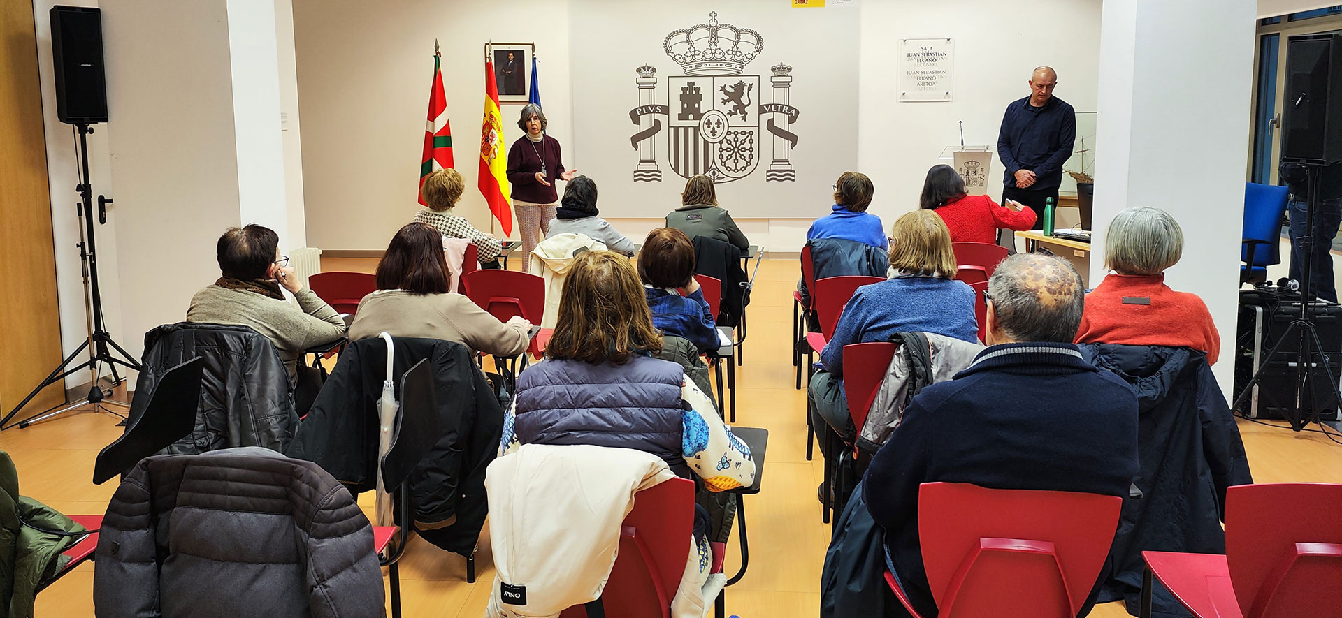 Grupo de personas sentada frente a un ponente en una sala