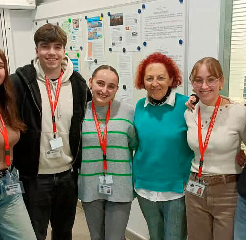 Grupo de personas jóvenes y más mayores posando abrazados