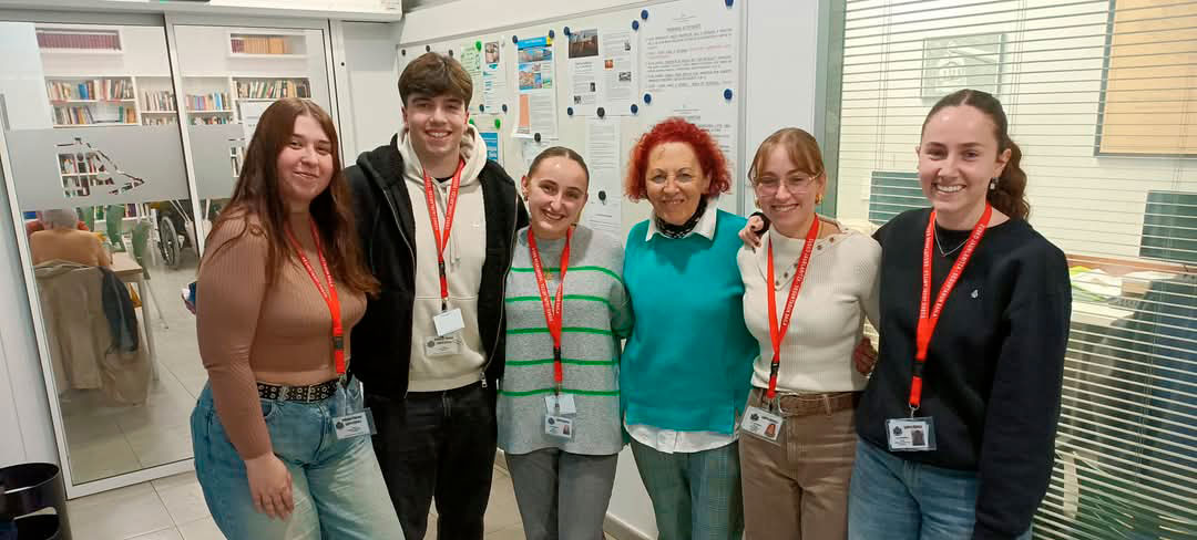 Grupo de personas jóvenes y más mayores posando abrazados