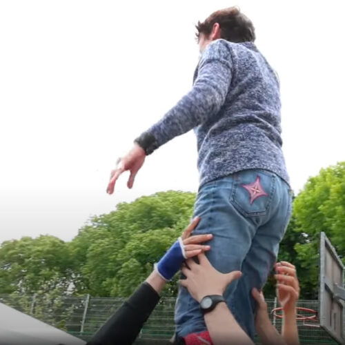 Una persona aupada por un grupo de personas