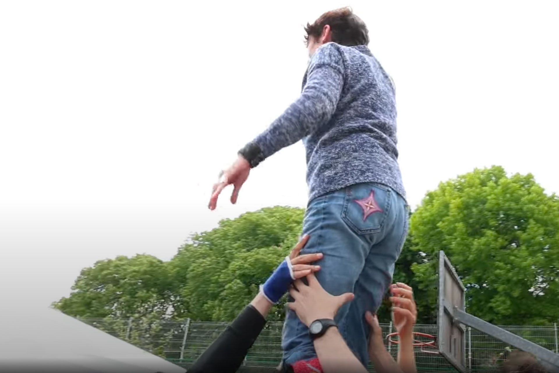 Una persona aupada por un grupo de personas