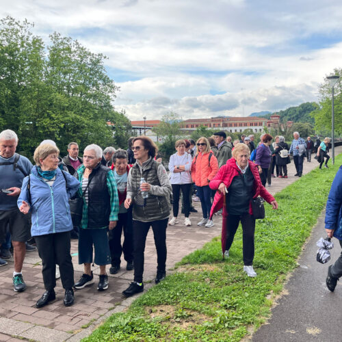 Grupo de personas caminando