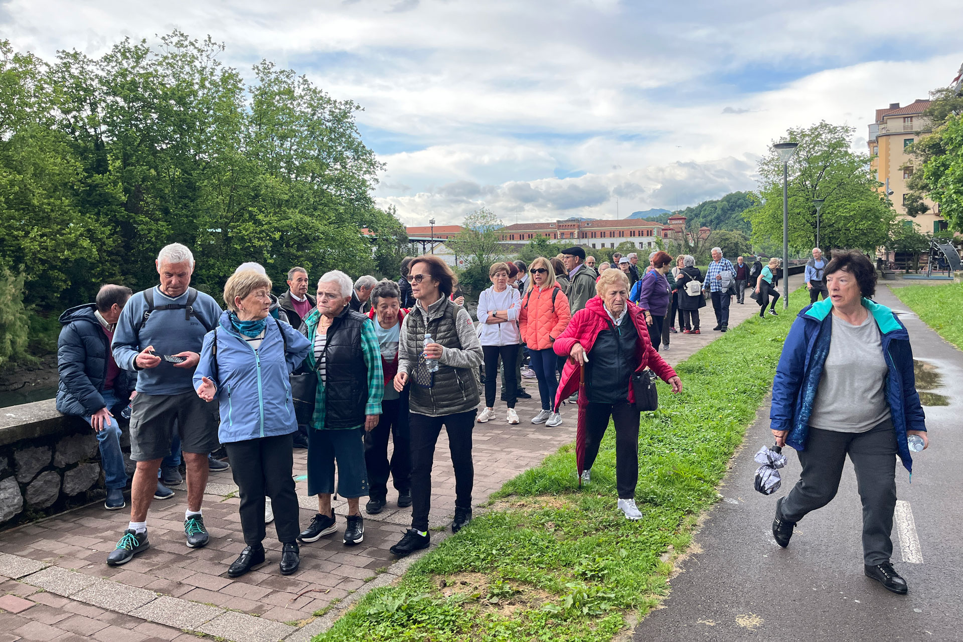 Grupo de personas caminando