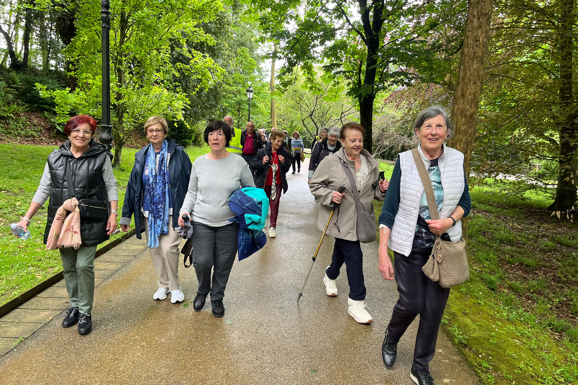 Grupo de personas caminando