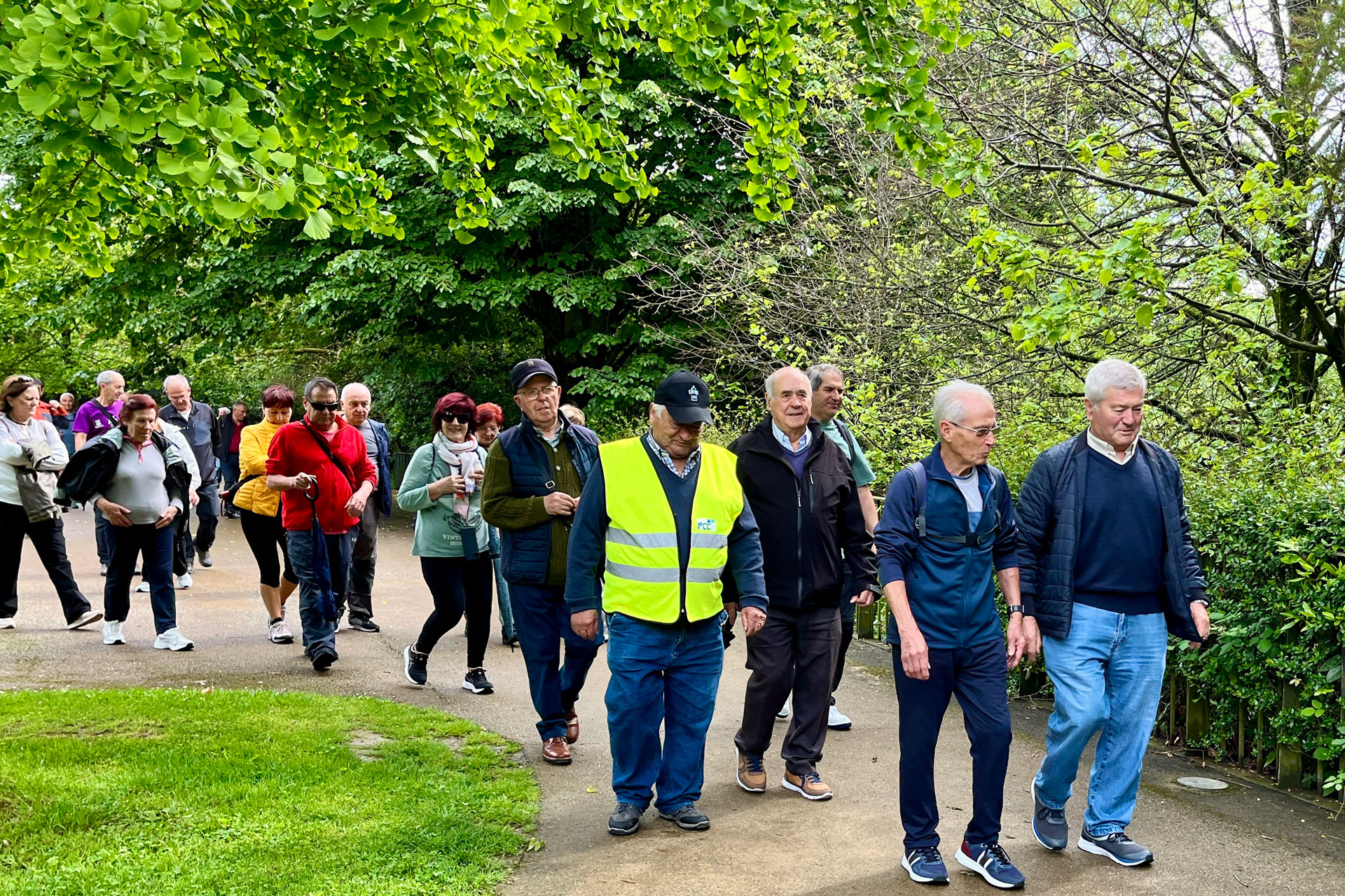 Grupo de personas caminando por un parque