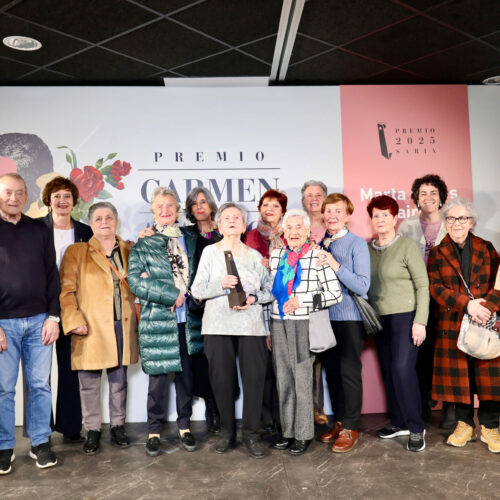 Grupo de personas posando para la foto