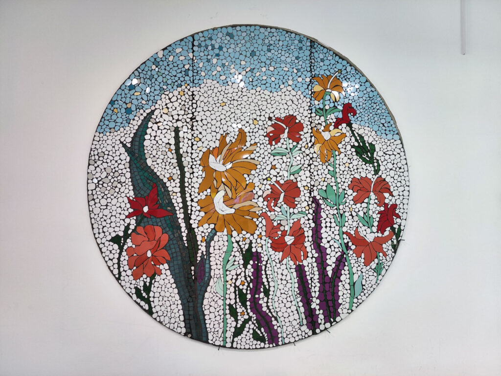 Mosaico de flores de colores circular