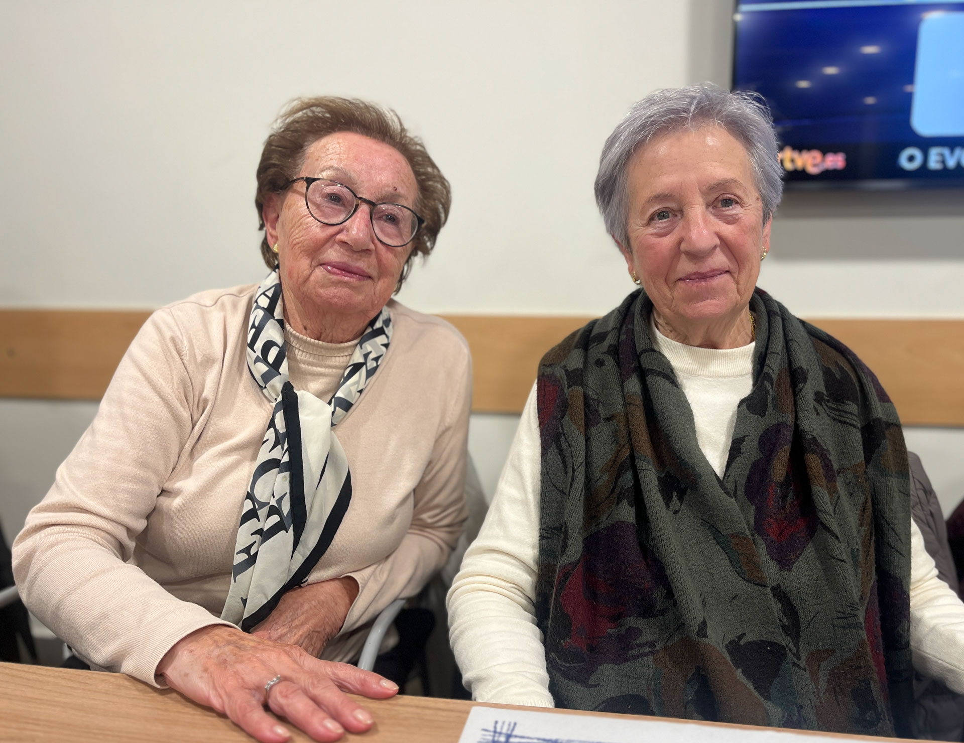 Dos mujeres mirando a cámara