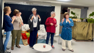 varias personas interpretando en un escenario