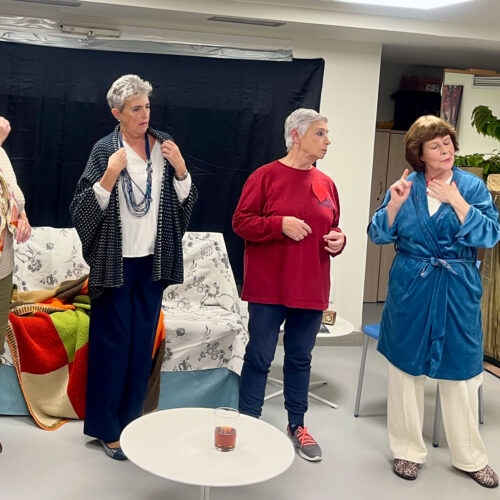 varias personas interpretando en un escenario