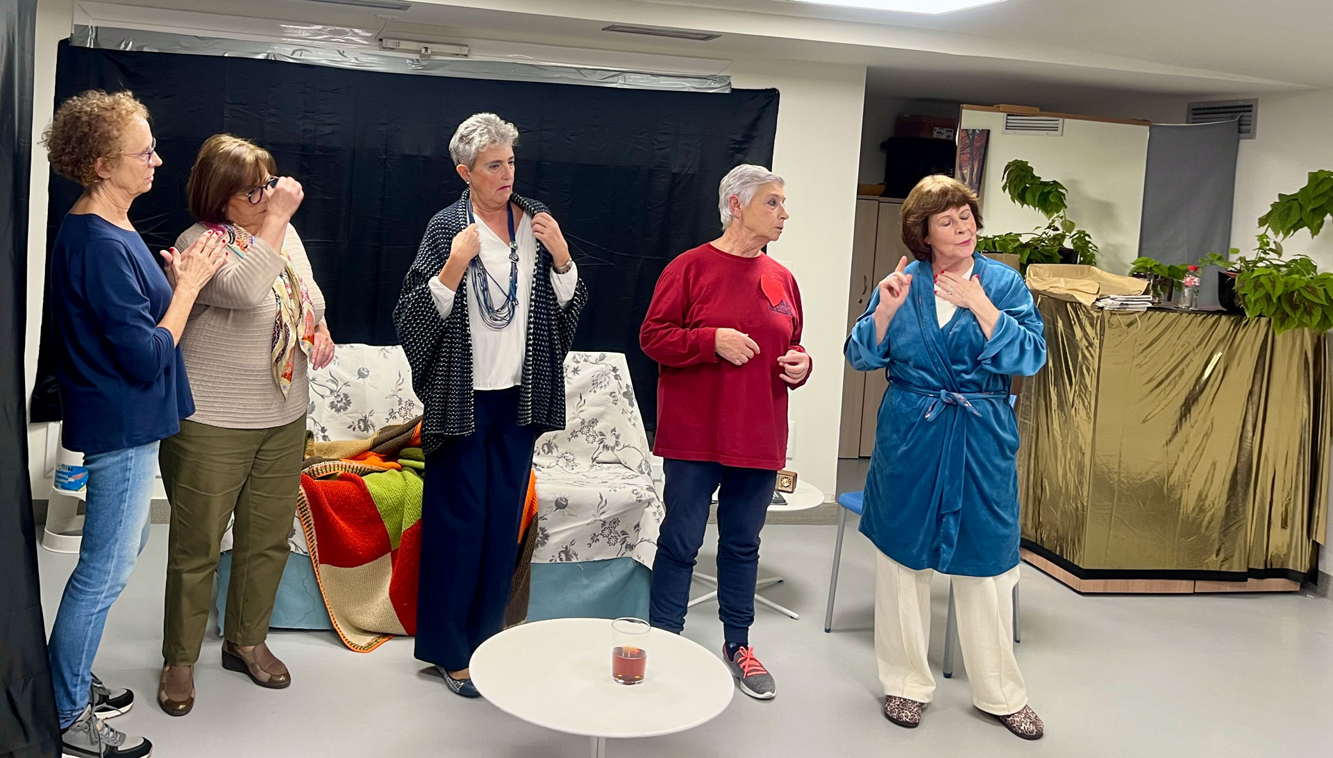 varias personas interpretando en un escenario