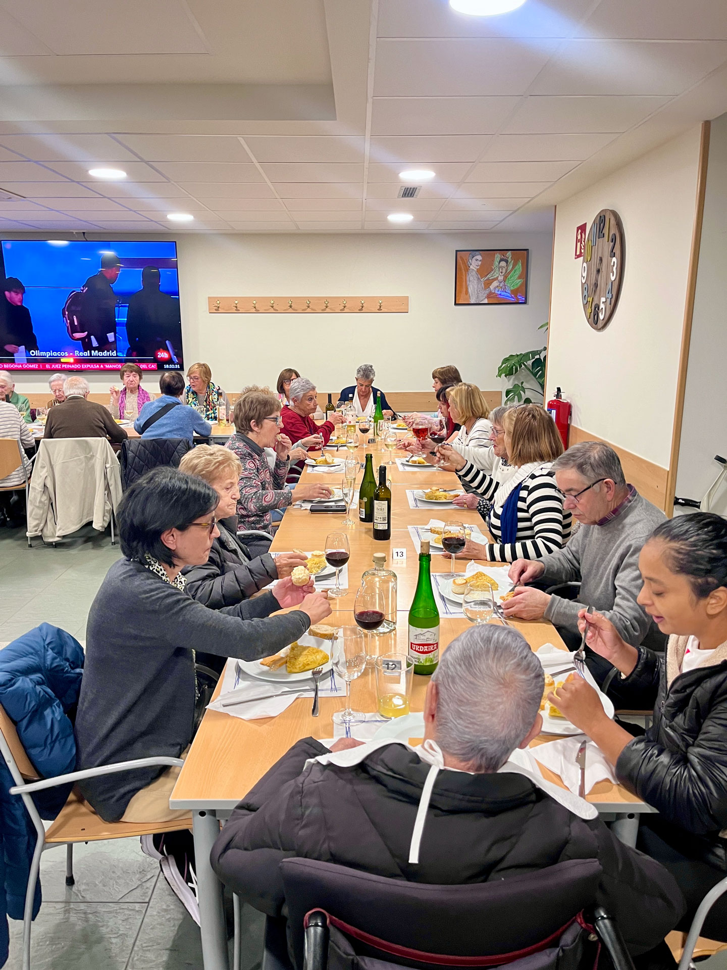 grupo de personas comiendo sobre una emsa en una sala