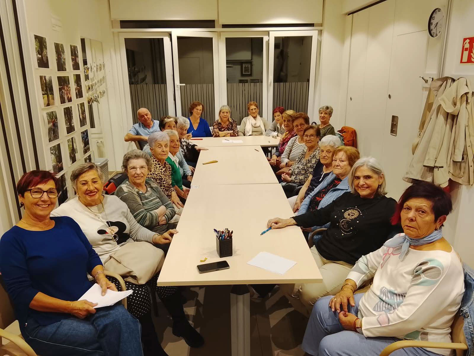 Grupo de personas reunido frente a una pantalla