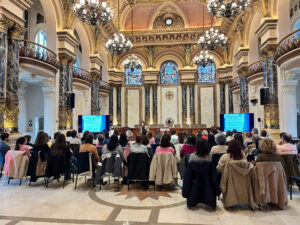 Grupo de personas en la sala principal del ayuntamiento