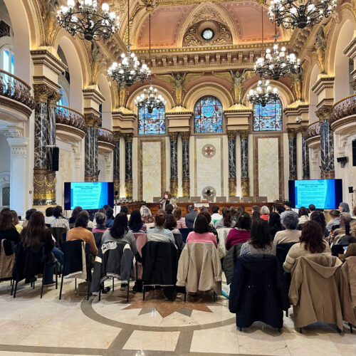 Grupo de personas en la sala principal del ayuntamiento