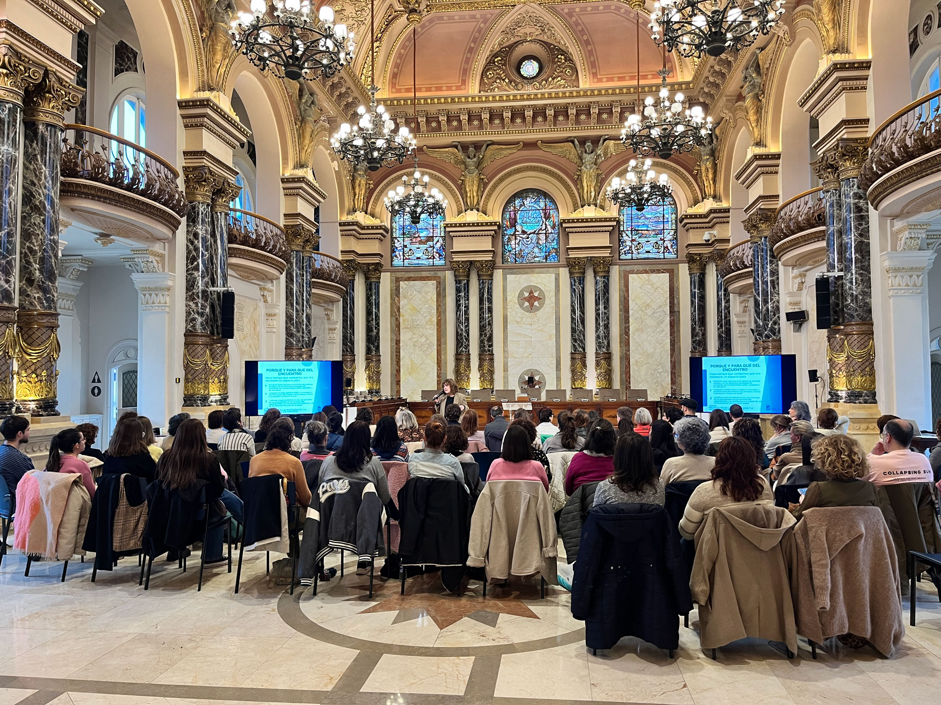 Grupo de personas en la sala principal del ayuntamiento