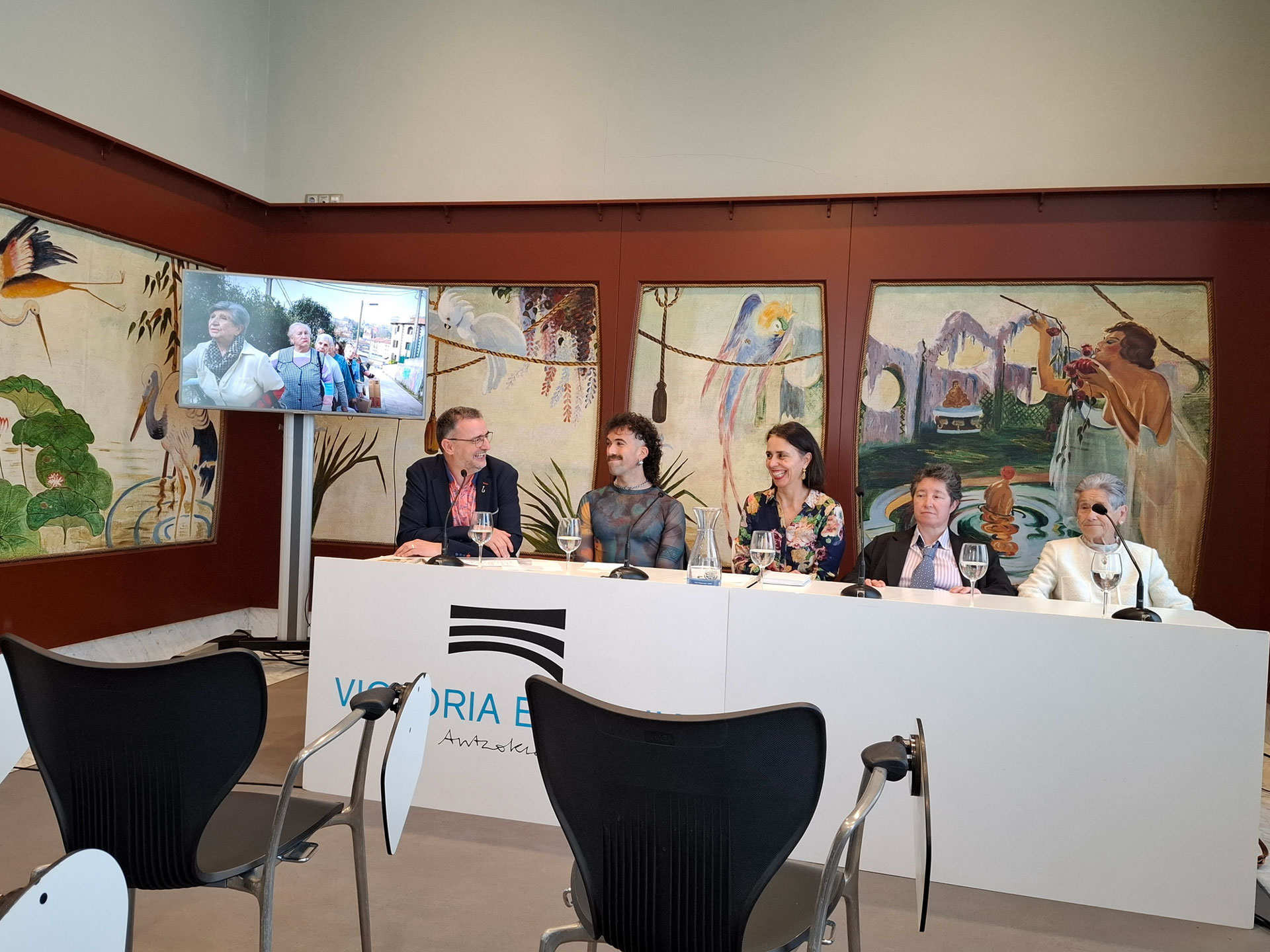 Cuatro pesonas tras una mesa realizando una presentación