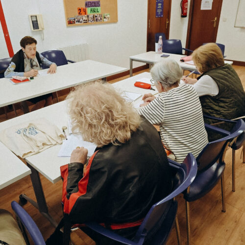 Varias personas escribiendo sobre una mesa