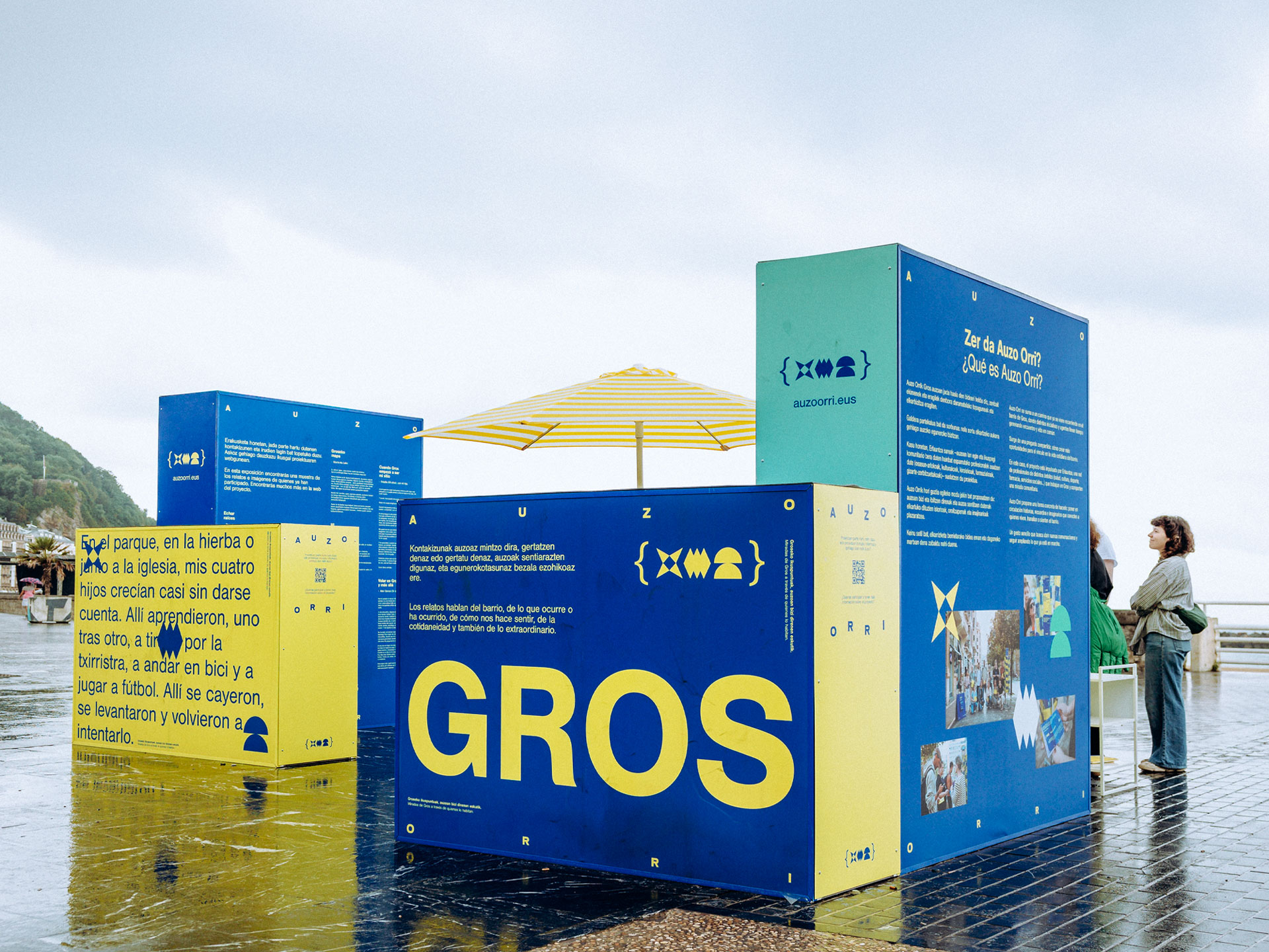 Stand de color azul y amarillo en la calle