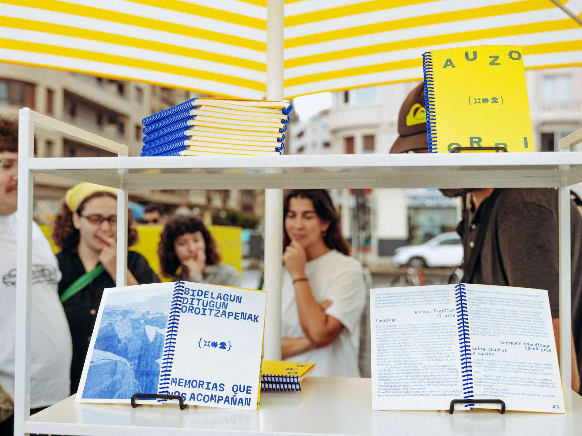 Vartios libros en una estantería