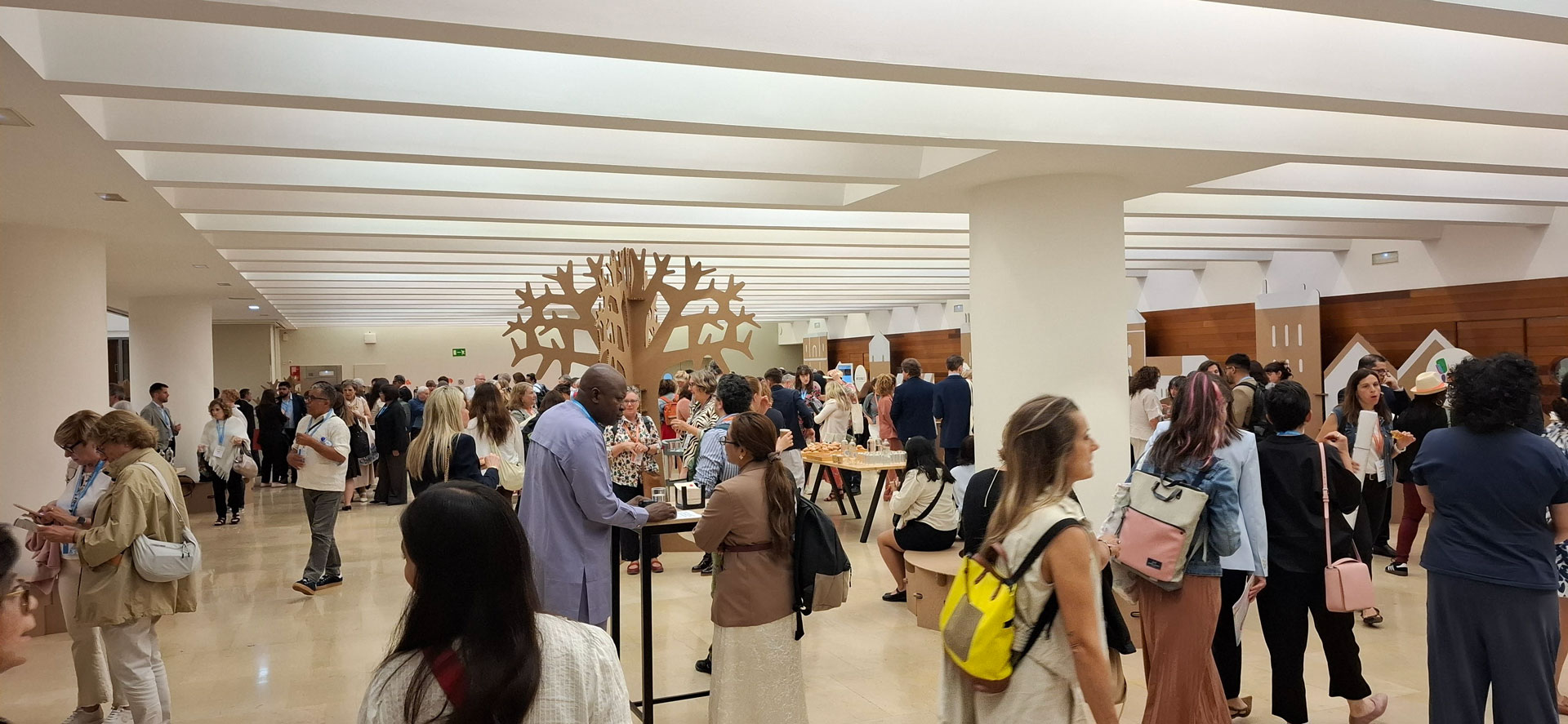 Grupo de personas en una sala
