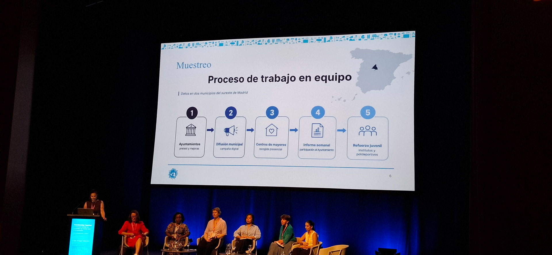 Ponentes con una pantalla de fondo