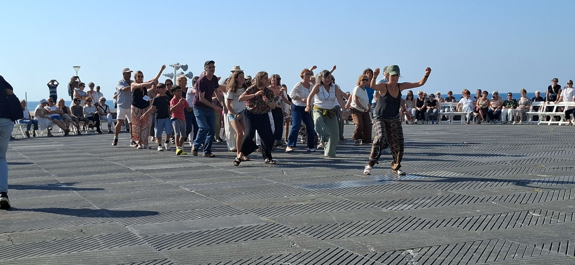 Grupo de personas bailando en la calle
