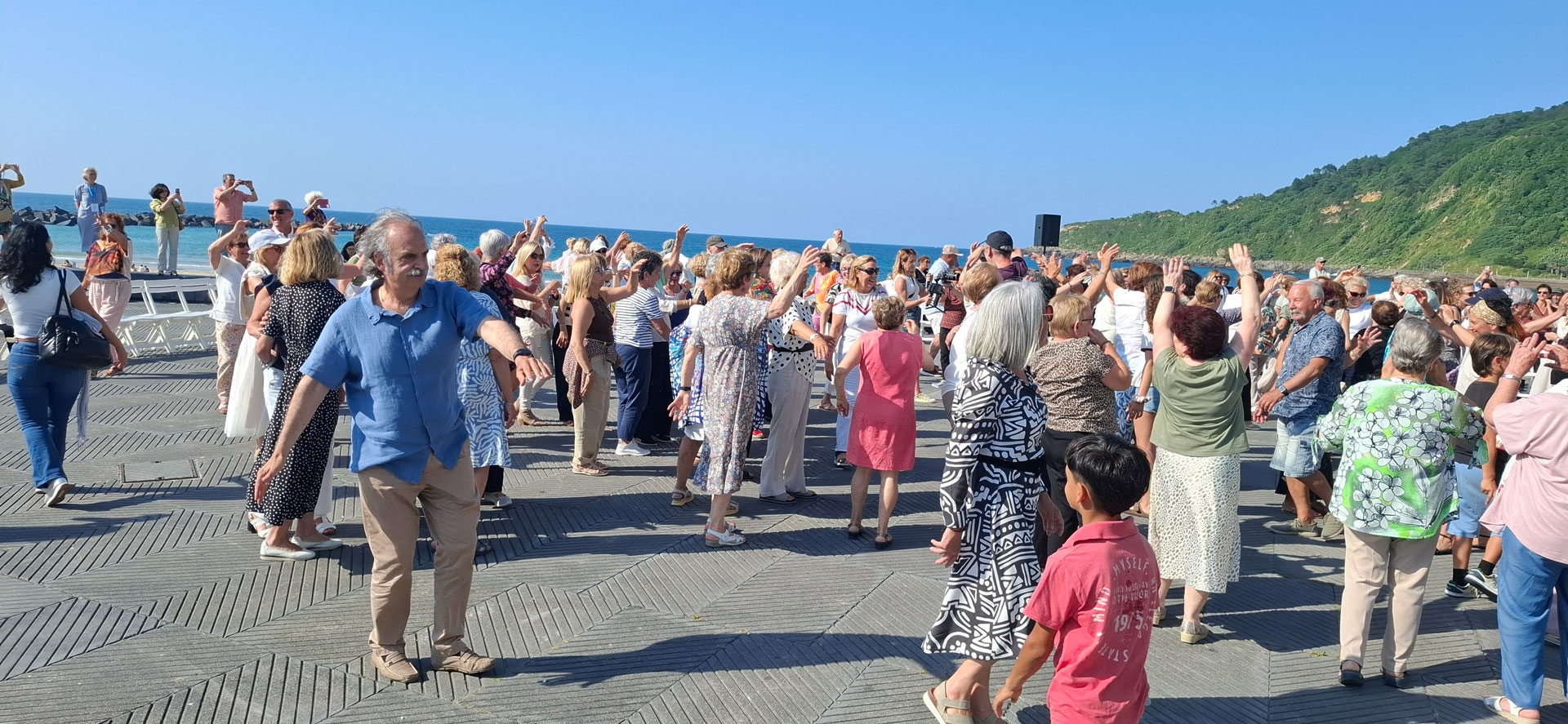 Grupo de personas bailando en la calle