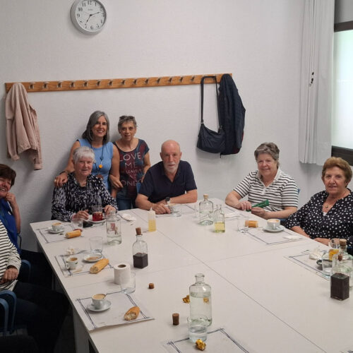Varias personas reunidas alrededor de una mesa