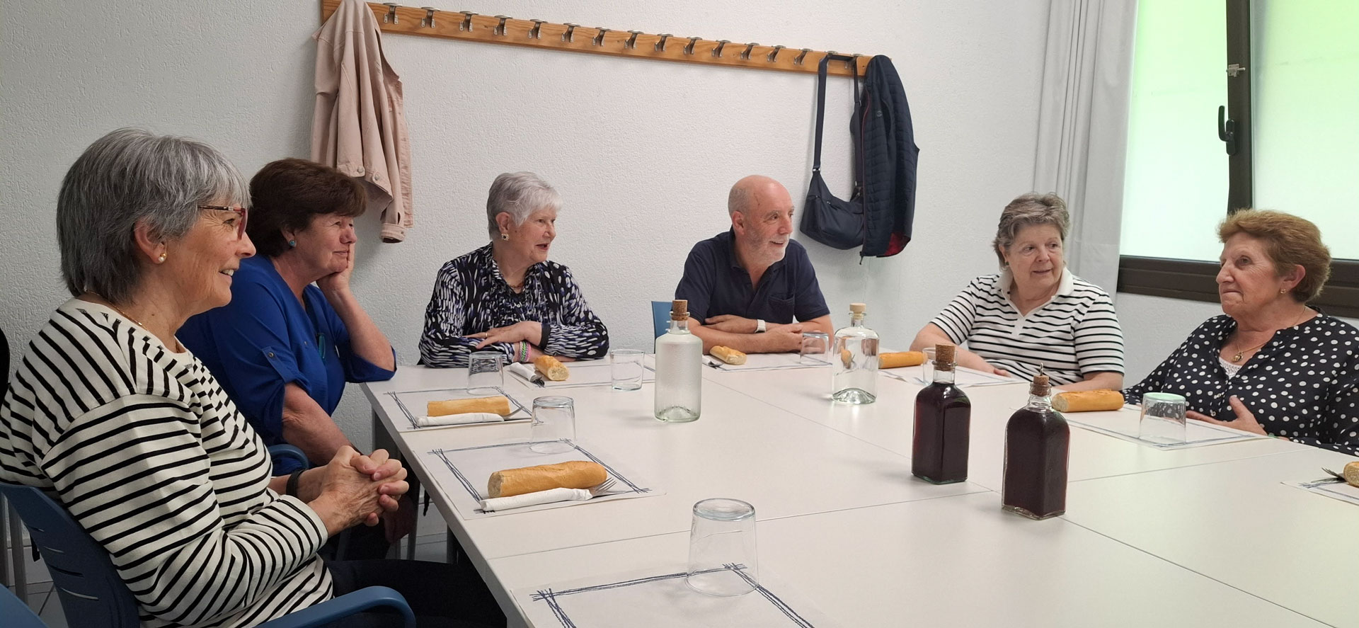 Varias personas reunidas alrededor de una mesa