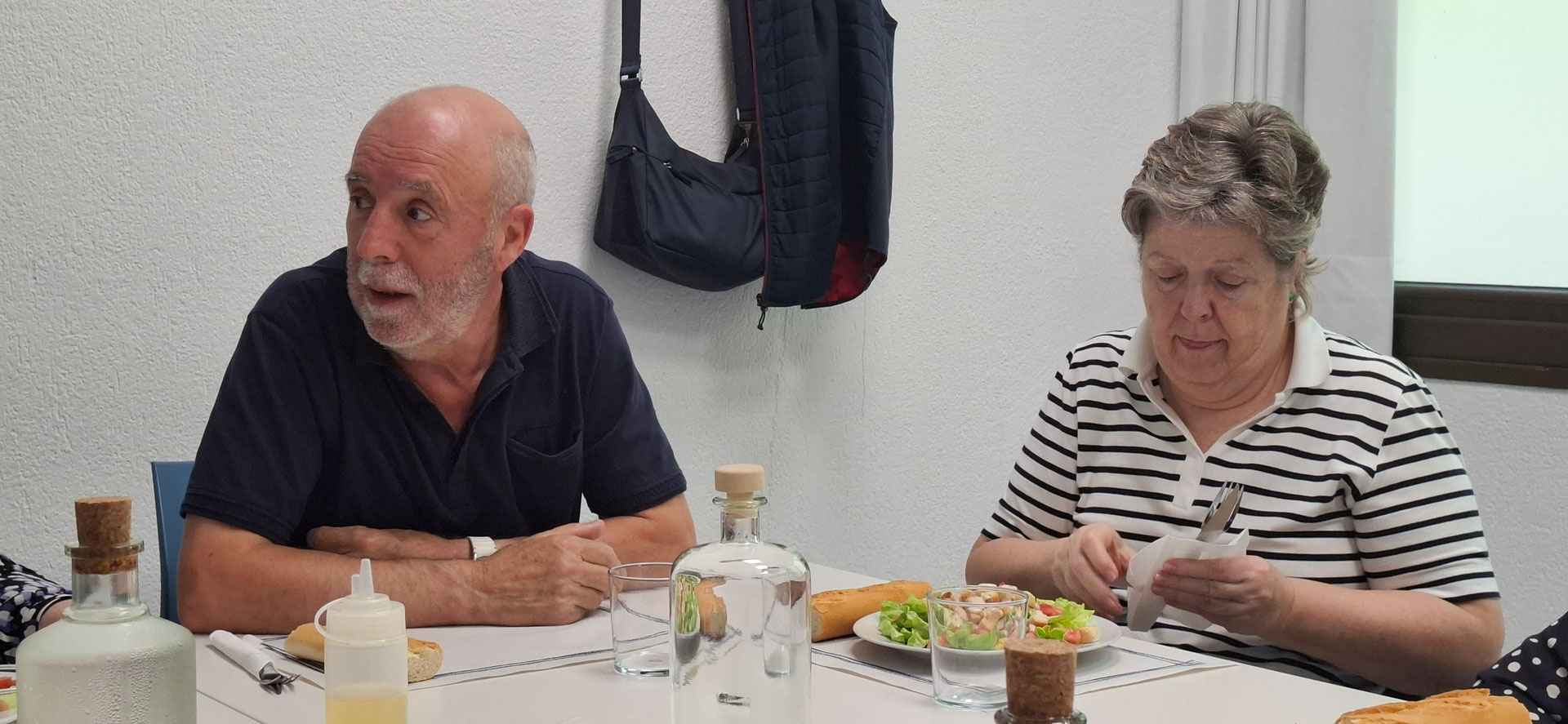 Varias personas reunidas alrededor de una mesa